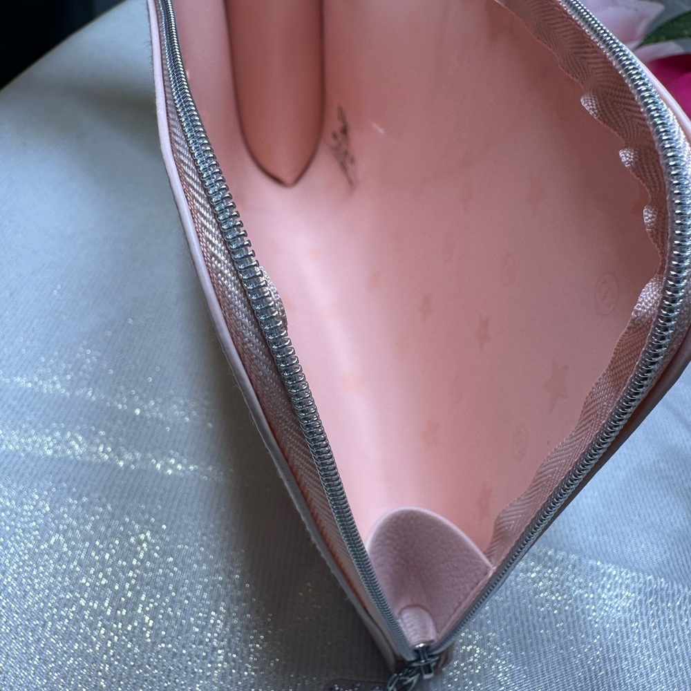 In selling a pink Dior cosmetic bag the material is leather the brand is Dior👛 - Picture 4 of 5